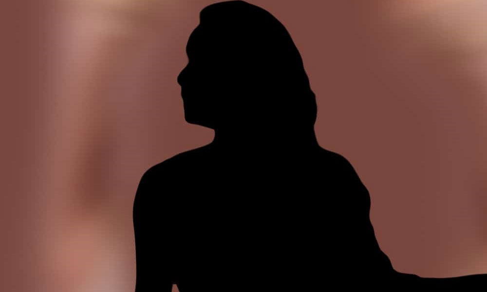యువ నటి ప్రేమకథలో పెద్ద ట్విస్ట్.. హీరో కంట్రోల్ చేస్తున్నాడట!