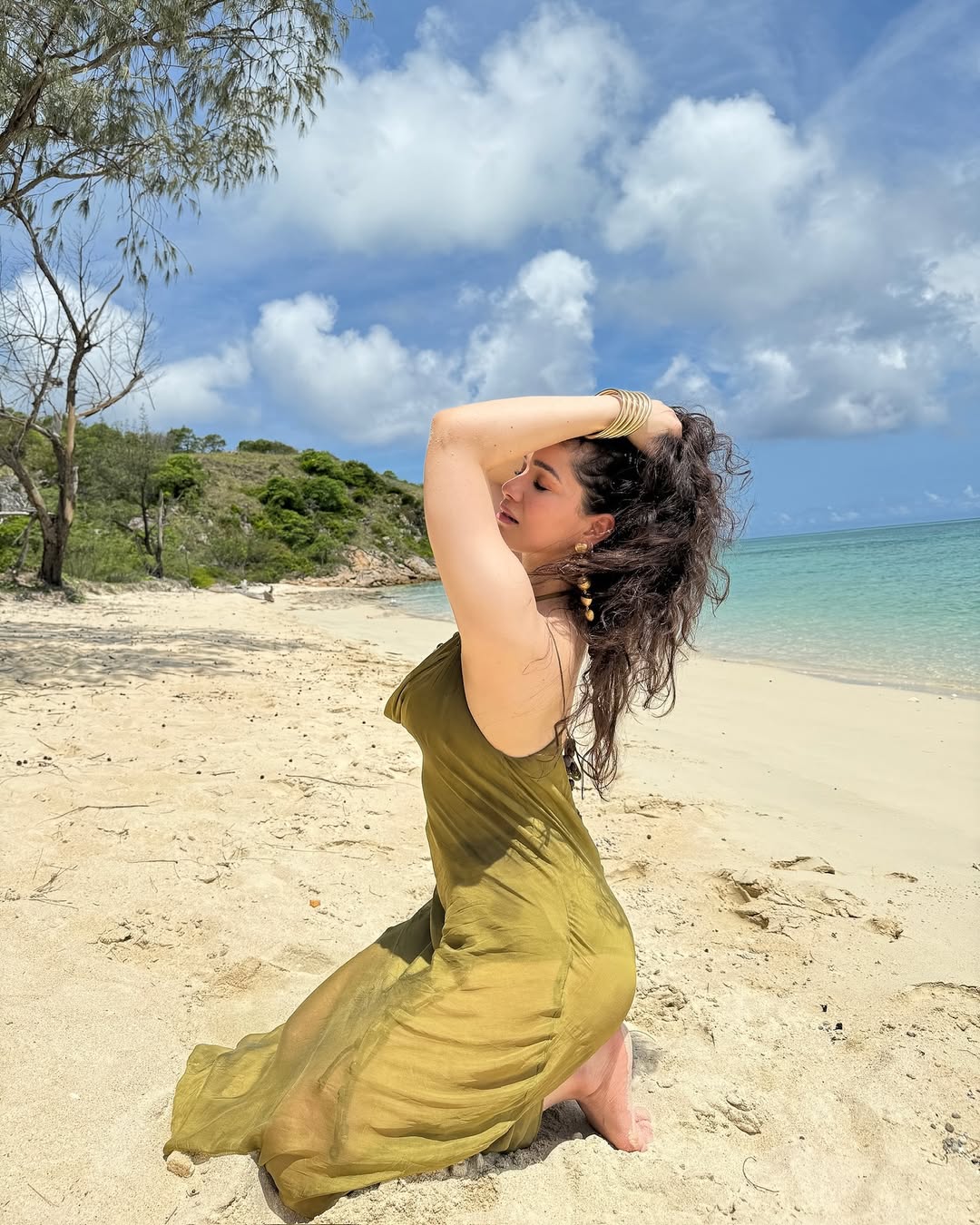 Sara Tendulkar Stunning Beach Look and Her Inspiring Life Beyond Cricket Fame