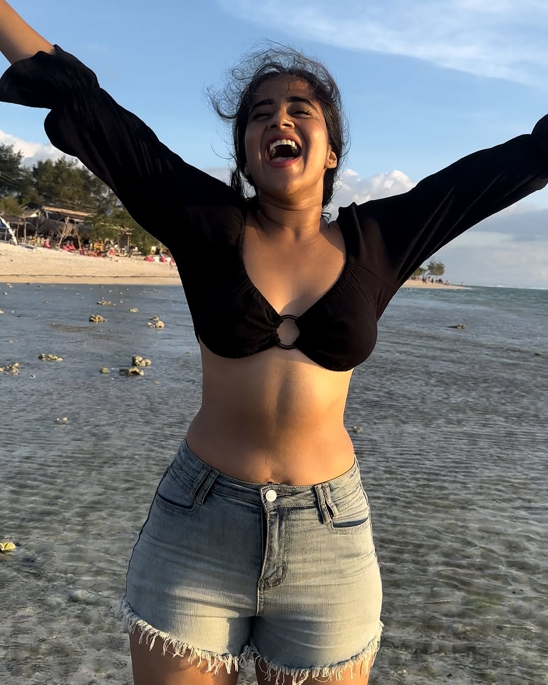 Deepthi Sunaina Stuns in Beach Look: The Rising Star of Telugu Entertainment Deepthi Sunaina Stuns in Beach Look: The Rising Star of Telugu Entertainment