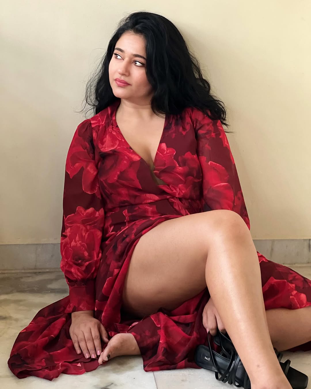 Poonam Bajwa’s Stunning Red Floral Look Showcases Her Timeless Beauty and Elegance