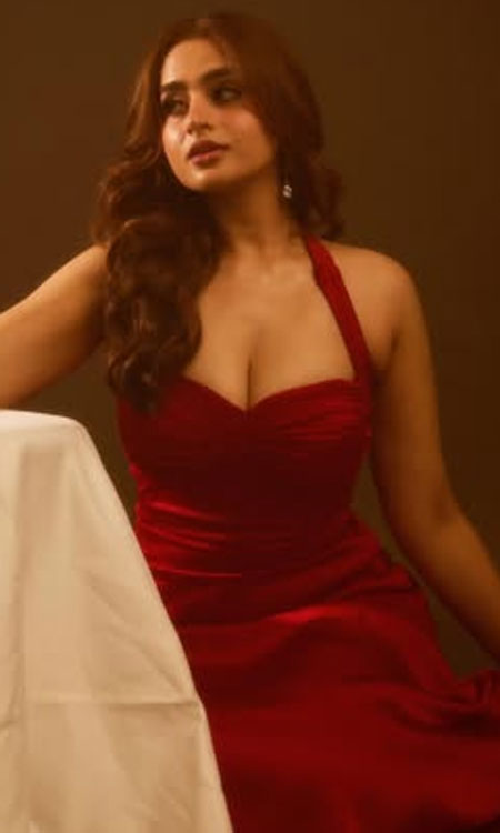 Ayesha Khan Redefines Glamour in a Spellbinding Portrait
