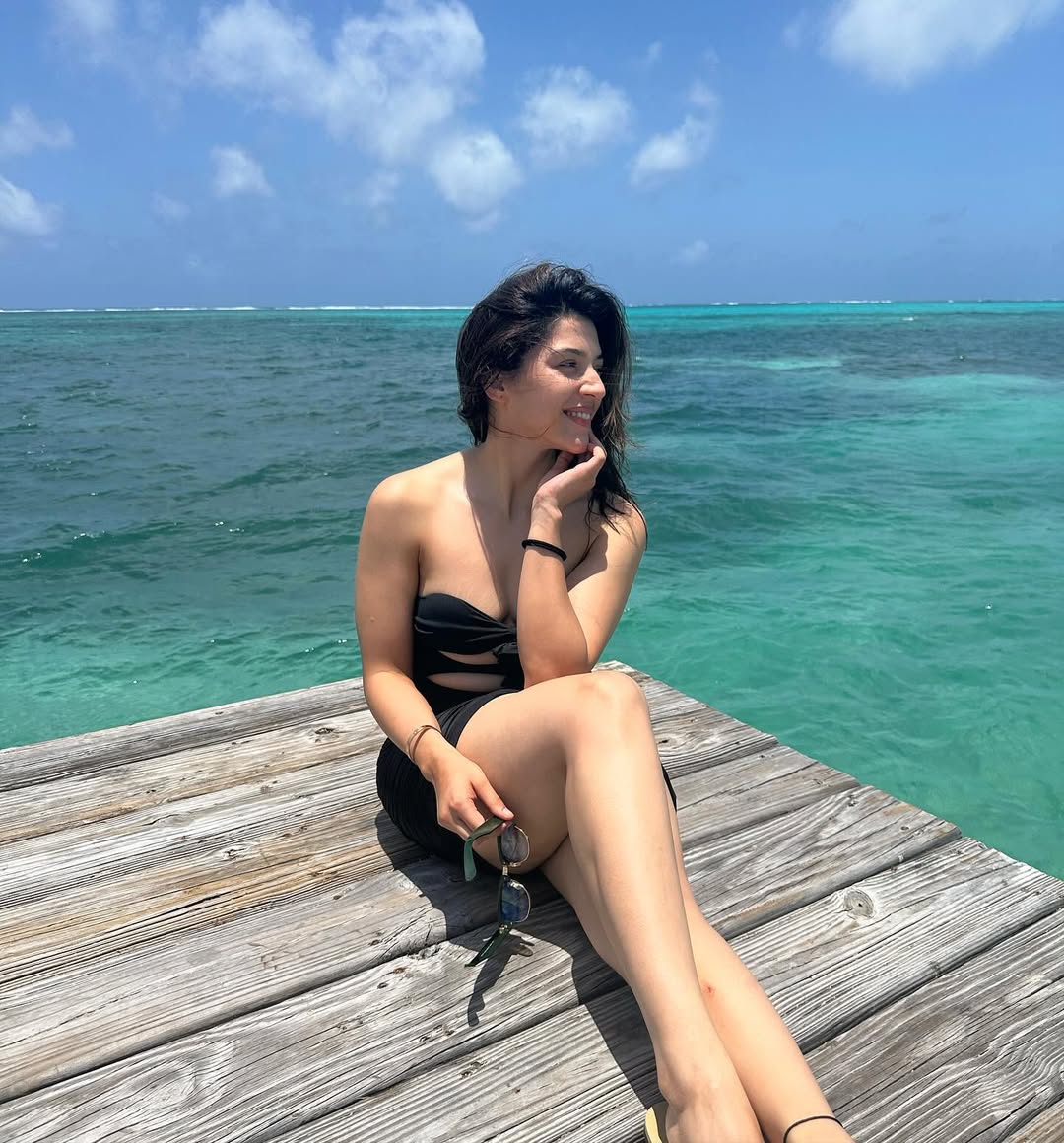 Mehreen Pirzada’s Stunning Beach Look Highlights Her Beauty and Charming Style