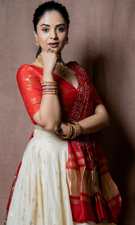 Sreemukhi’s Stunning Traditional Look Showcases Her Elegance and Glamorous Style