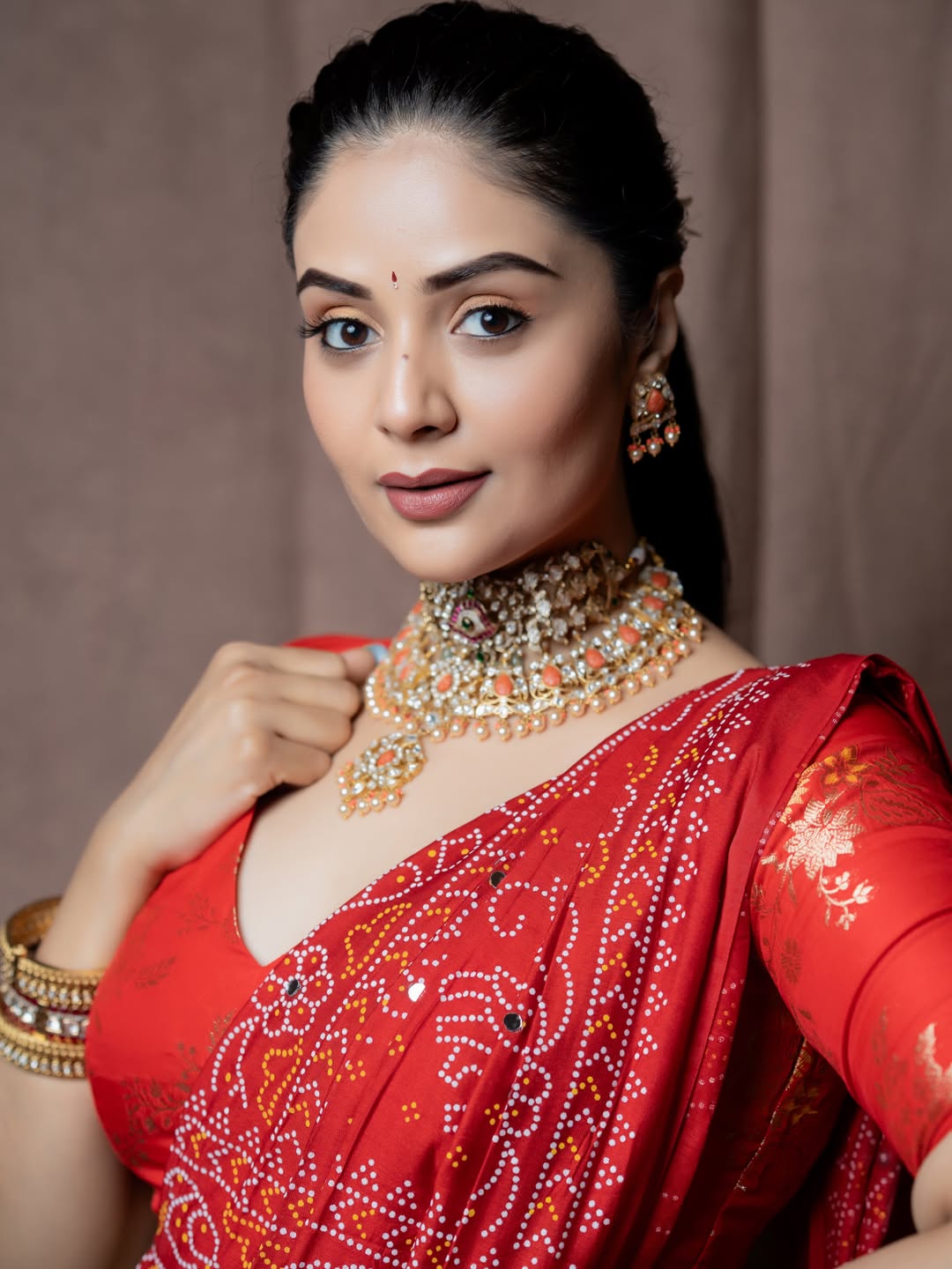 Sreemukhi’s Stunning Traditional Look Showcases Her Elegance and Glamorous Style