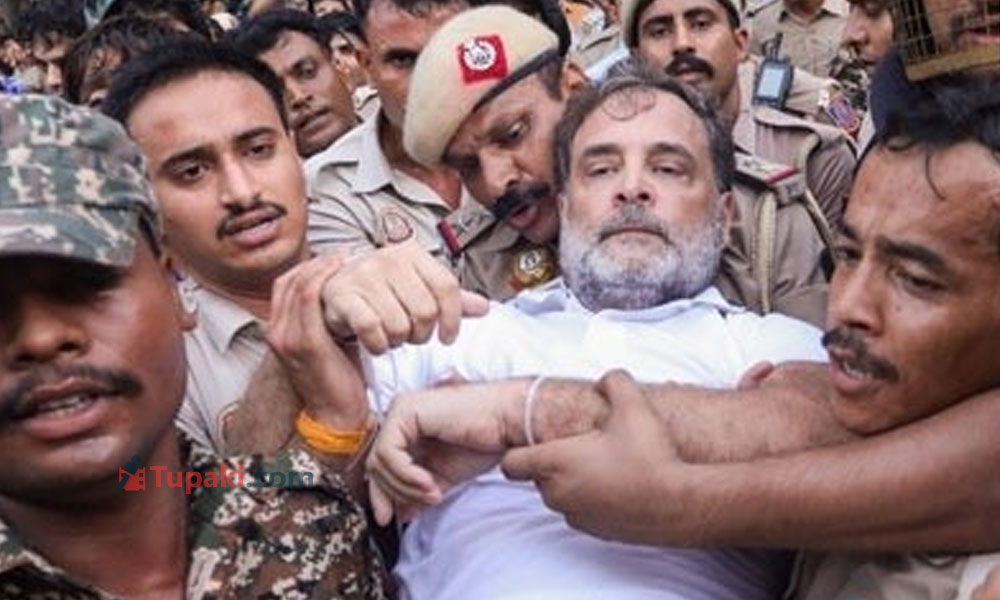 రాహుల్ గాంధీ చెవిలో ఏం చెప్పారు...ఈ గుసగుసలేంటి ? రాహుల్ గాంధీ చెవిలో ఏం చెప్పారు...ఈ గుసగుసలేంటి ?