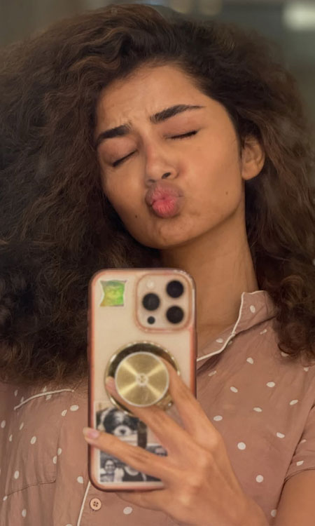 Anupama Parameswarans Cute Mirror Selfie