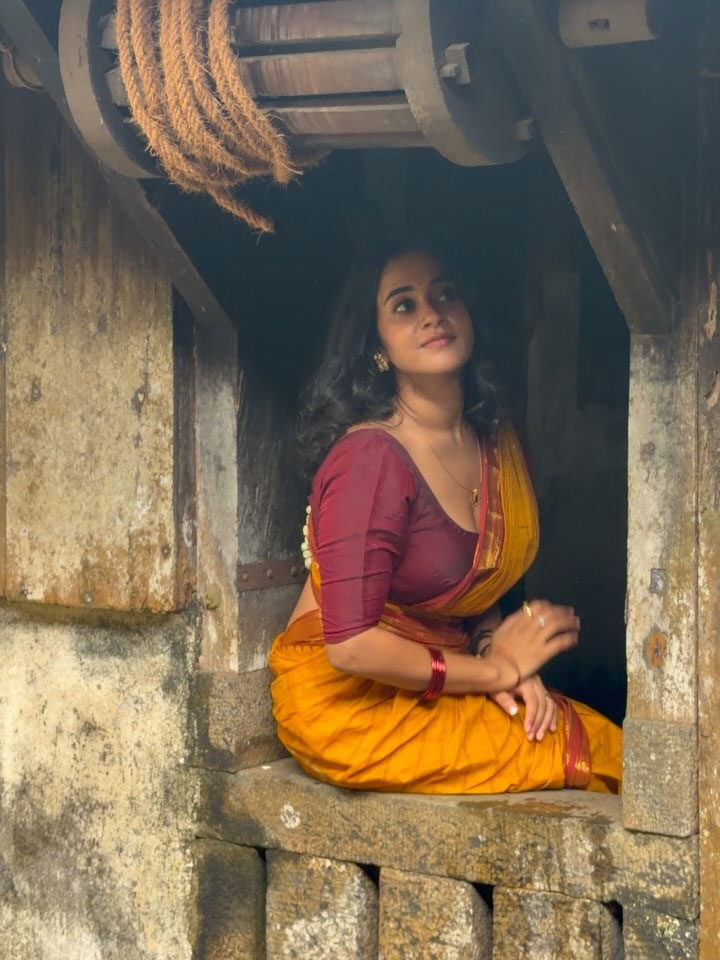 Deepthi Sunaina Saree Look Wins Hearts on Social Media