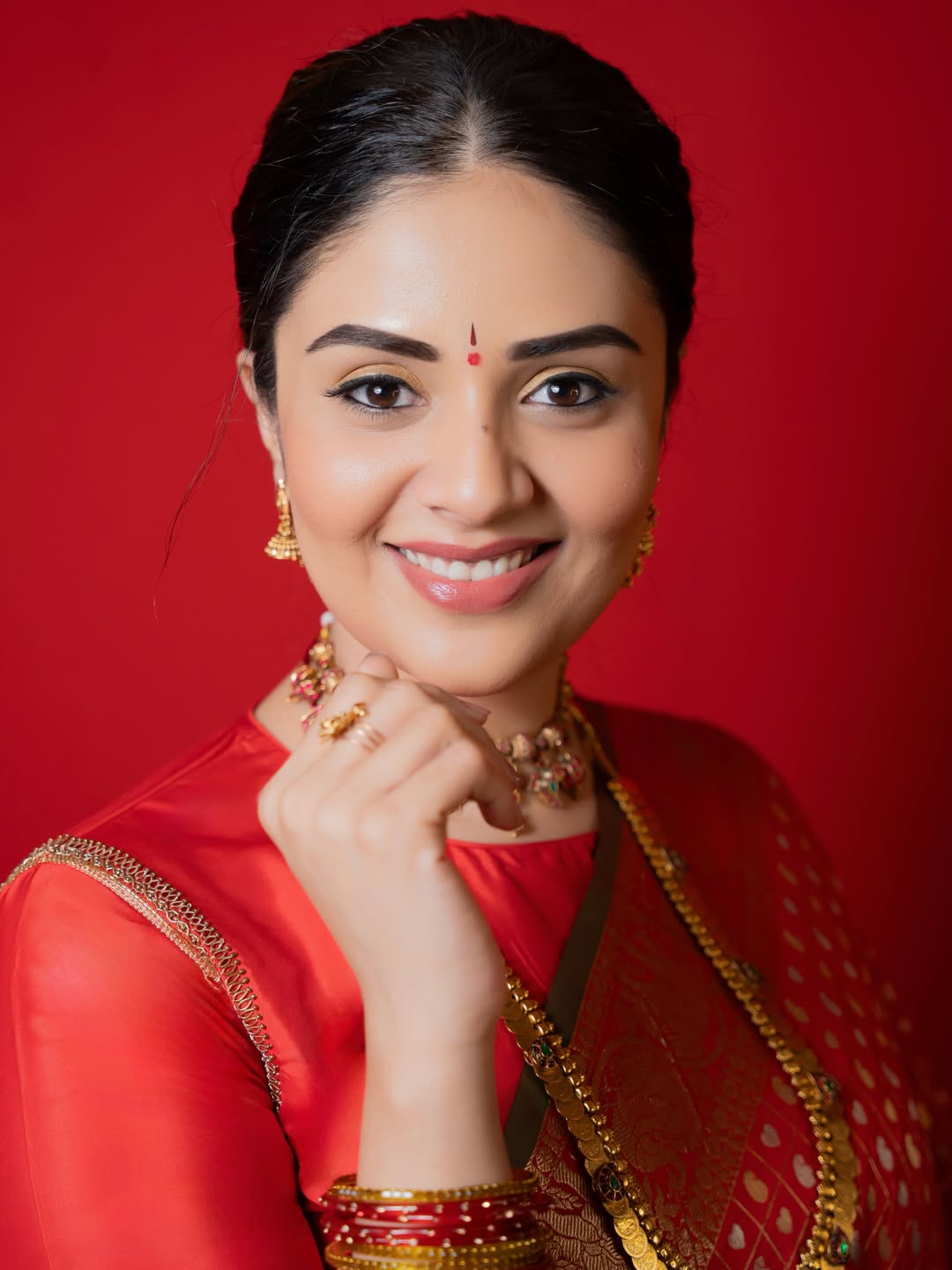 Sreemukhi Flaunts Graceful Telugu Look In Stunning Designer Saree
