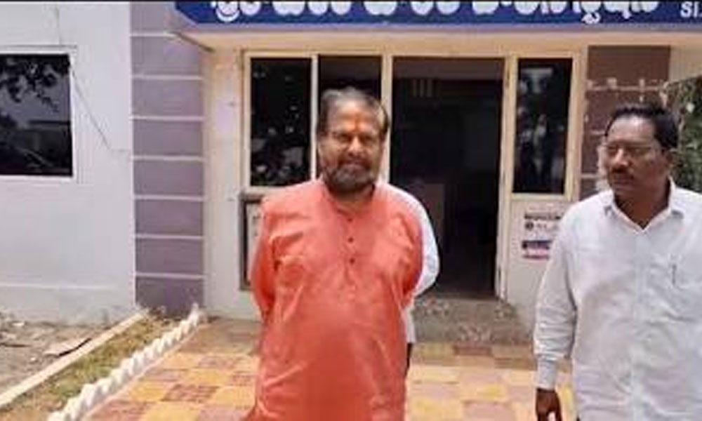 త‌మ్మినేని బ‌ల ప్ర‌ద‌ర్శ‌న‌.. అవాక్క‌యిన పోలీసులు!
