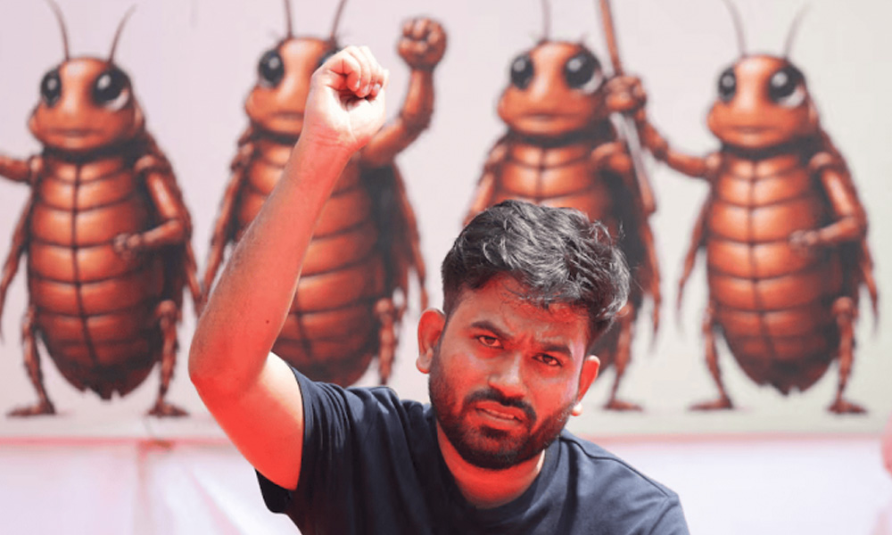 కాక్రోచ్ లొల్లి ఆగేలా లేదు.. ఢిల్లీలో మరో పోరాటానికి సిద్ధం? కాక్రోచ్ లొల్లి ఆగేలా లేదు.. ఢిల్లీలో మరో పోరాటానికి సిద్ధం?