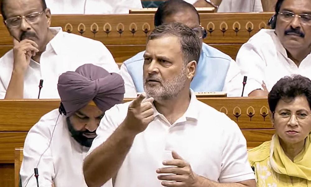 లోక్సభను షేక్ చేసిన రాహుల్.. సభలో రచ్చ రచ్చ లోక్సభను షేక్ చేసిన రాహుల్.. సభలో రచ్చ రచ్చ