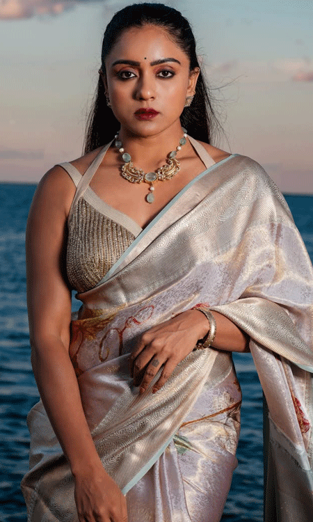 Vithika Sheru Radiates Timeless Elegance in Kanjivaram Saree