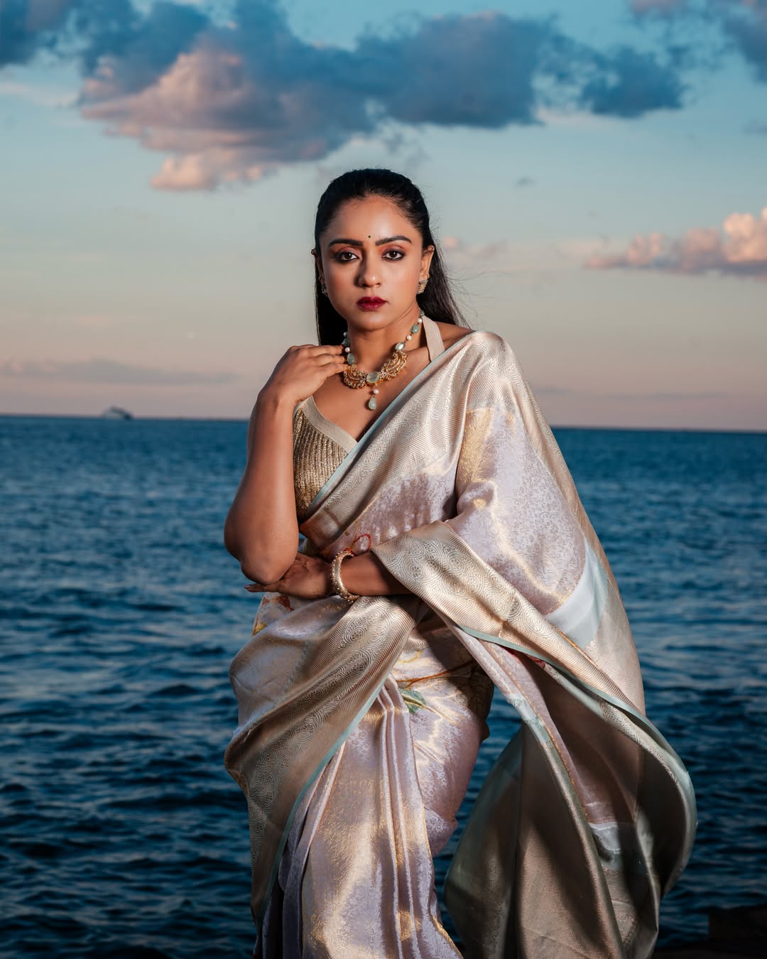 Vithika Sheru Radiates Timeless Elegance in Kanjivaram Saree