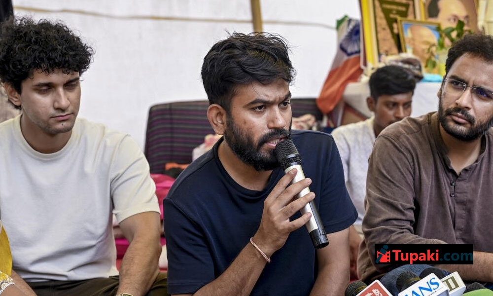 రాజ‌కీయాల్లోకి రాకుండా.. కాక్రోచ్ కొత్త వ్యూహం!