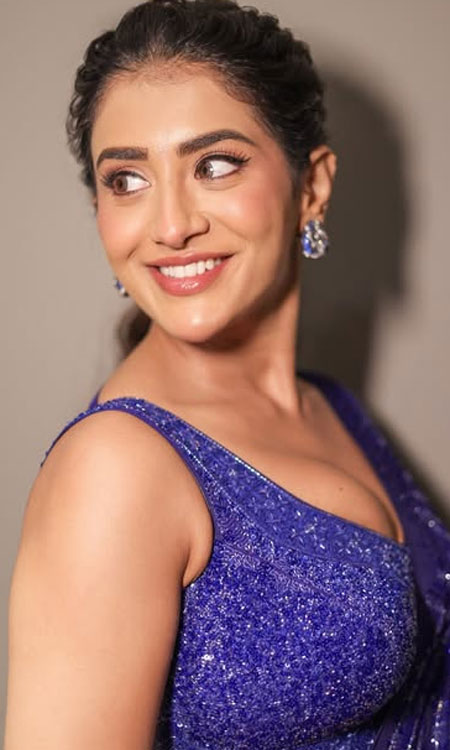 Rashi Singh Dazzles in Desi Glamour
