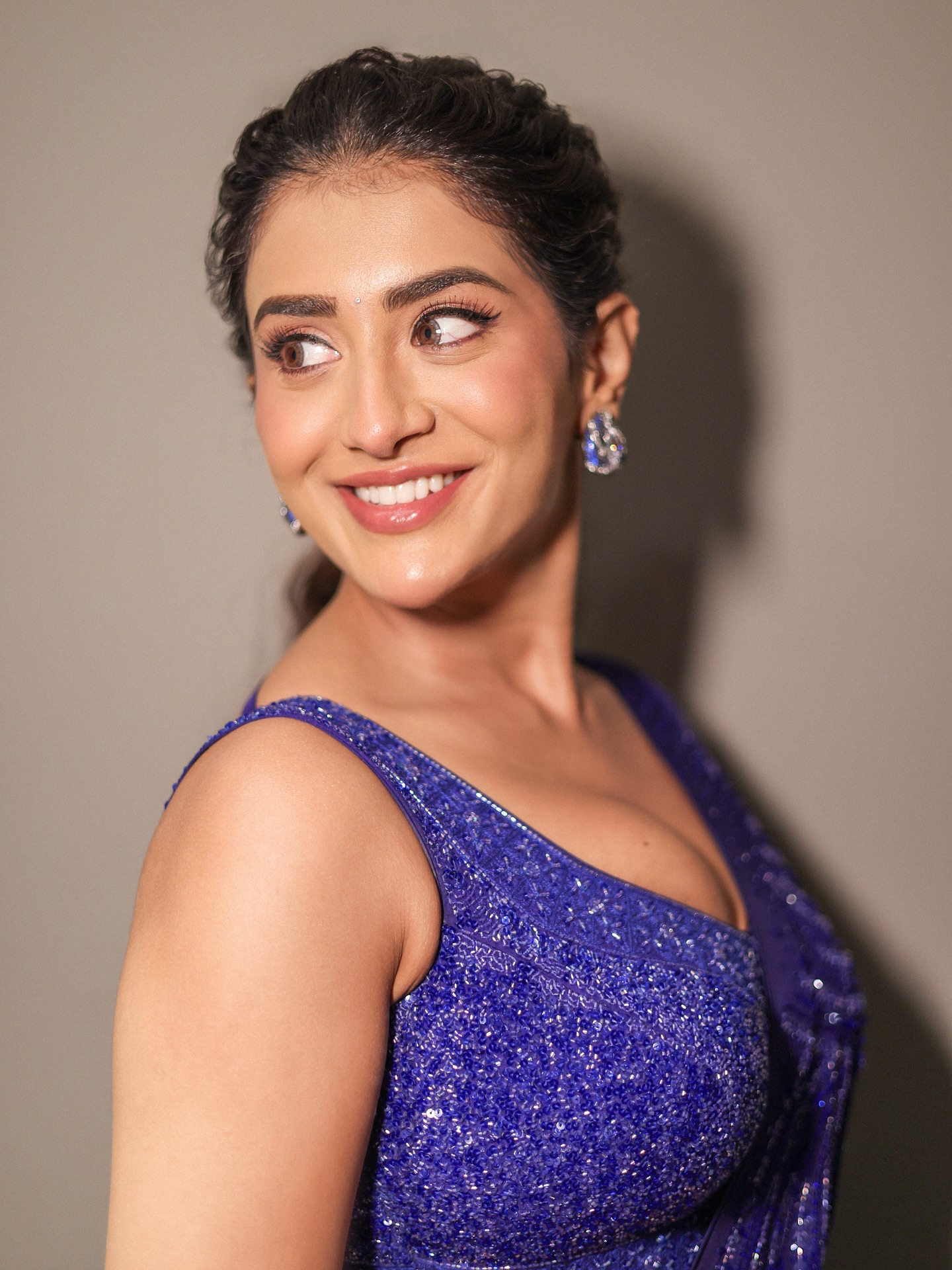 Rashi Singh Dazzles in Desi Glamour