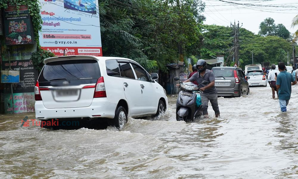 కేరళంలో తిష్ట వేసిన వరుణుడు! భారీ వర్షాలకు కరుగుతున్న కొండలు
