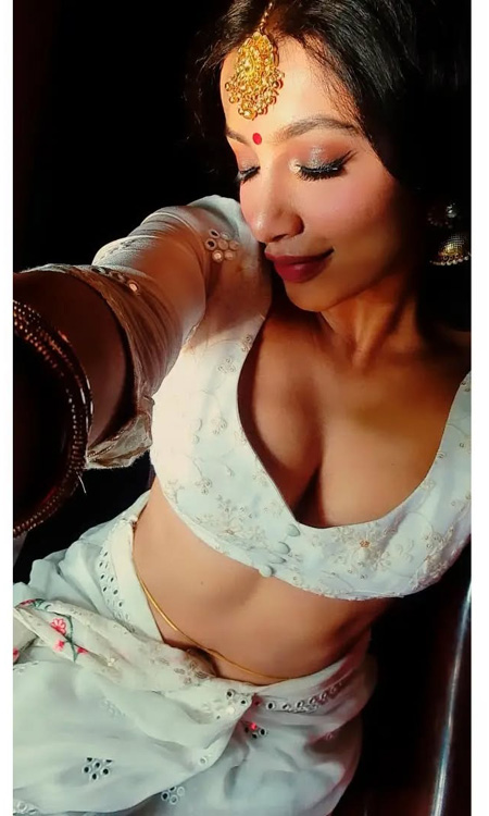 Tejaswi Madivada Stuns in Traditional Saree Look Showcasing Timeless Elegance
