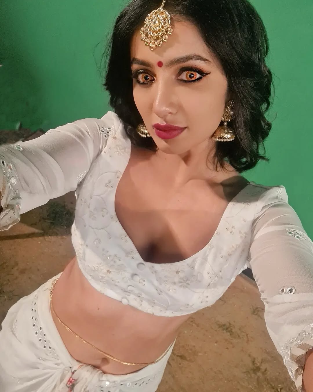 Tejaswi Madivada Stuns in Traditional Saree Look Showcasing Timeless Elegance