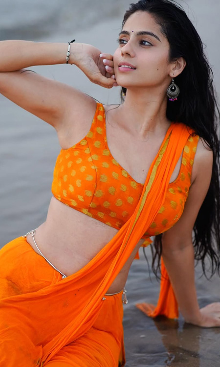 Rose Sardanas Traditional Beach Look Blends Elegance With Modern Charm