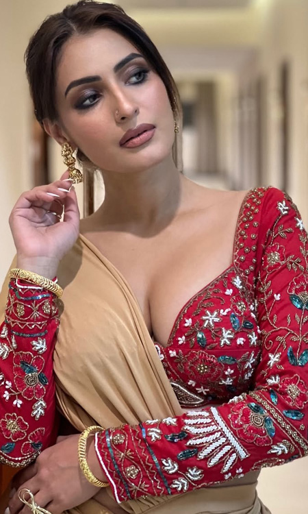 Shivangi Vermas Royal Saree Look Highlights Her Glamorous Transformation