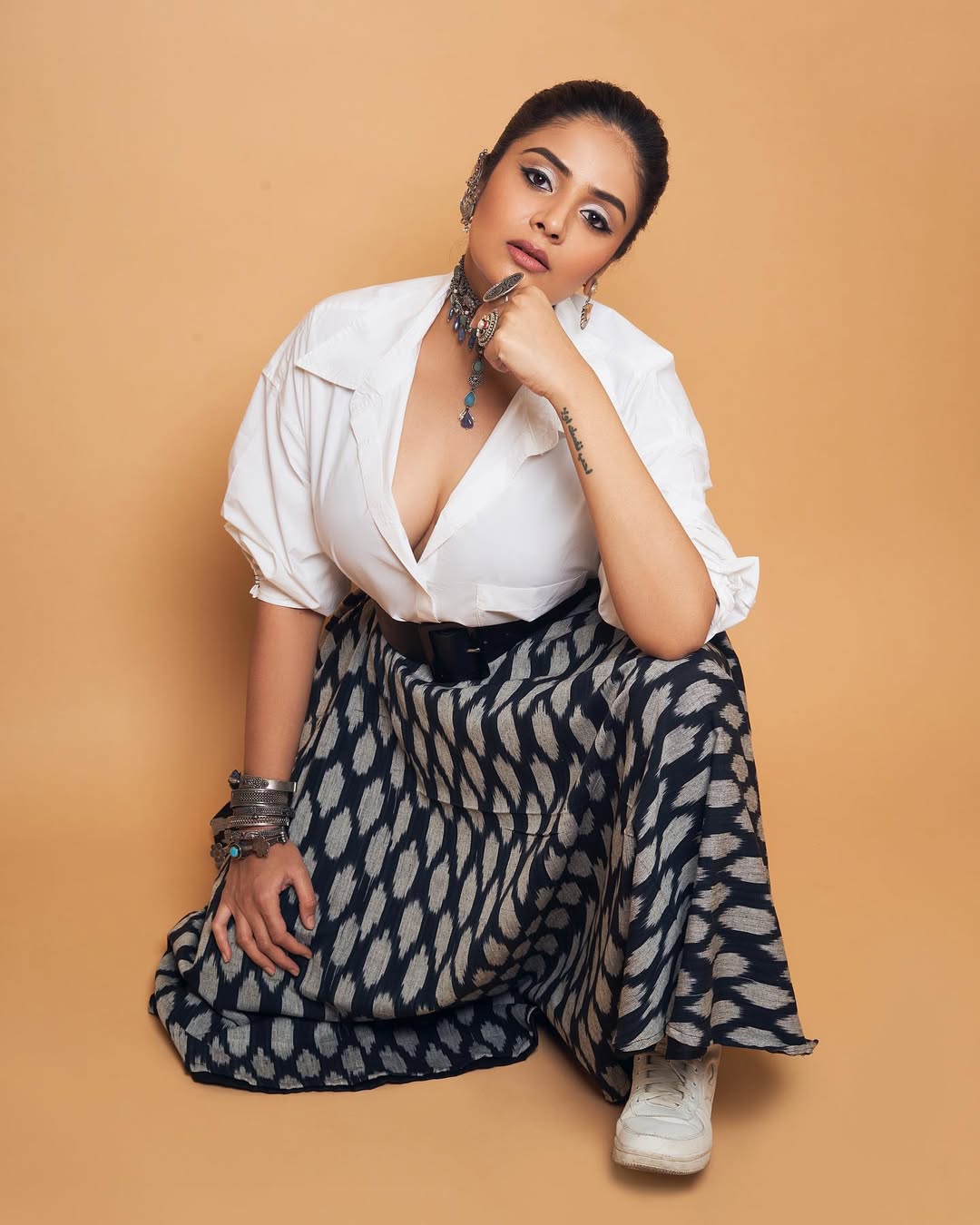 Sreemukhis Stylish Transformation: From TV Anchor to Tollywood Actress