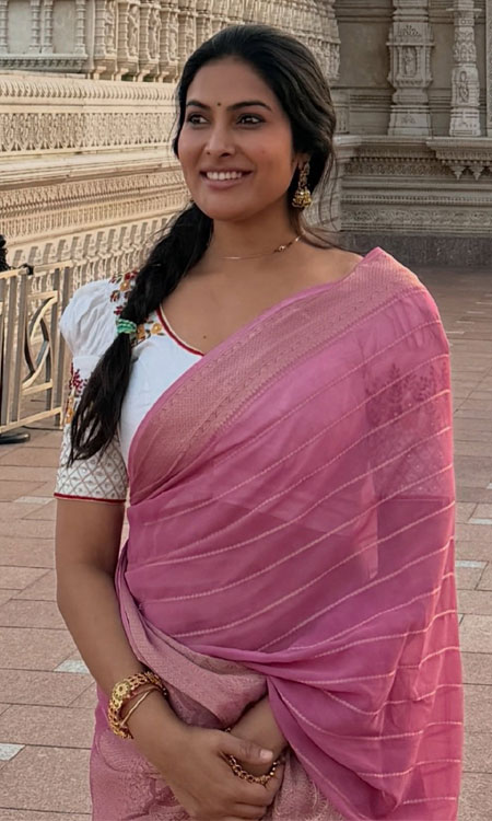 Divi Vadthya Shares a Peaceful Moment at the Iconic BAPS Temple