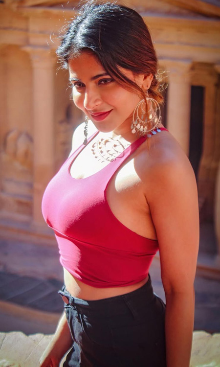 Iswarya Menon Stuns in Pink Crop Top Look with Heritage Backdrop Elegance
