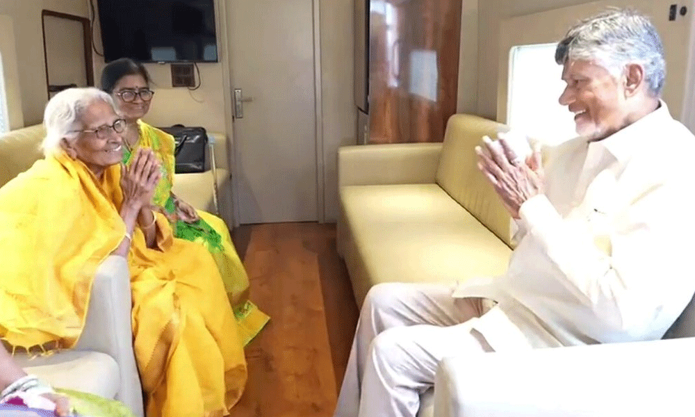 బాబు అంటే ఎంత ప్రేమ...అప్యాయత చూపిన సీఎం