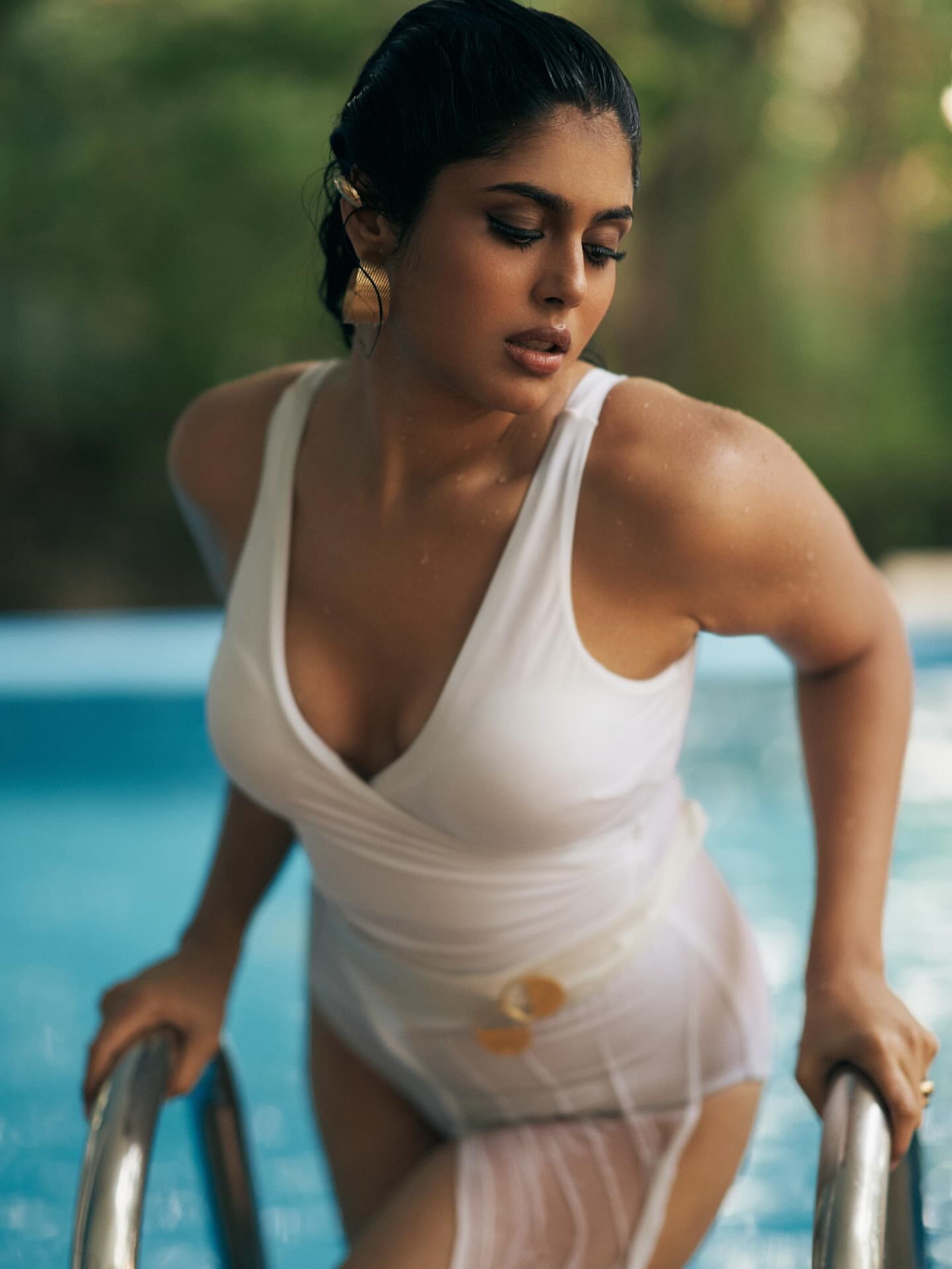 Faria Abdullah Makes a Splash With Her Chic Poolside Look
