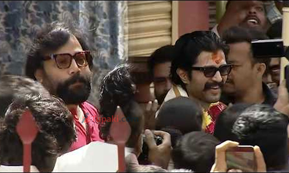 బోనాలు స్పెషల్.. డైరెక్టర్ సందీప్ తో అమ్మవారిని దర్శించుకున్న దేవరకొండ బ్రదర్స్!