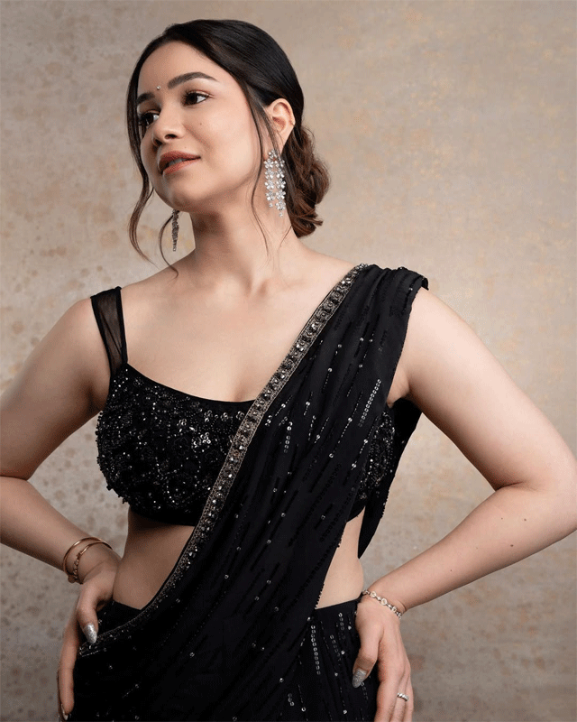 Sara Tendulkar Stuns in Elegant Black Sequin Saree