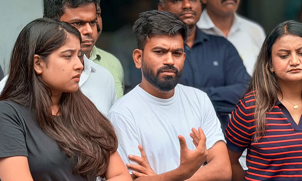 మరో భారీ ఉద్యమానికి బొద్దింకల పార్టీ సిద్ధం