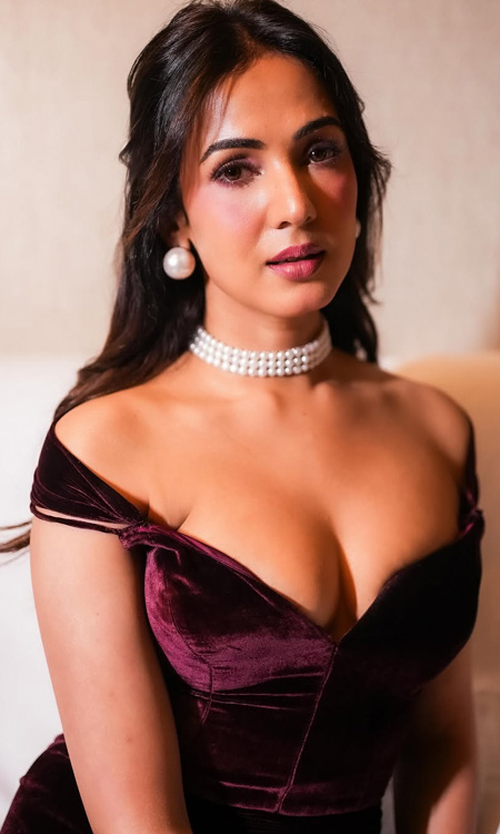 Sonal Chauhan’s Regal Glamour Shines in Burgundy Velvet and Pearls