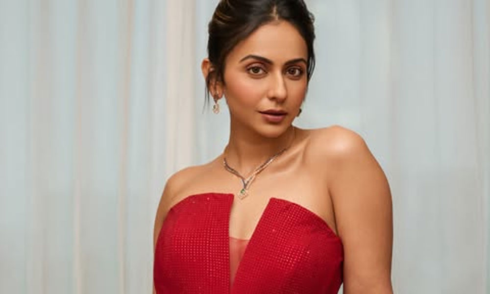 రెడ్ ఔట్ ఫిట్ లో హీట్ పెంచేసిన రకుల్.. లేటెస్ట్ లుక్ వైరల్!