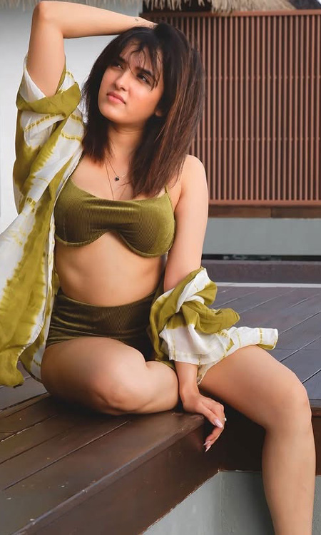Shirley Setia Radiates Tropical Glamour in a Stylish Beach Outfit