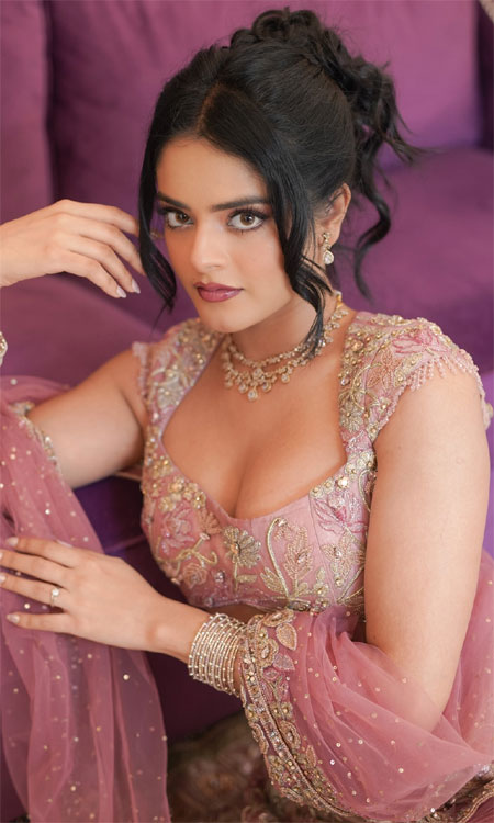 Riddhi Kumar Dazzles in Intricate Pink Lehenga