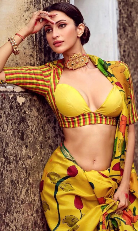 Diksha Singh’s Traditional Look Exudes Elegance and Glamour