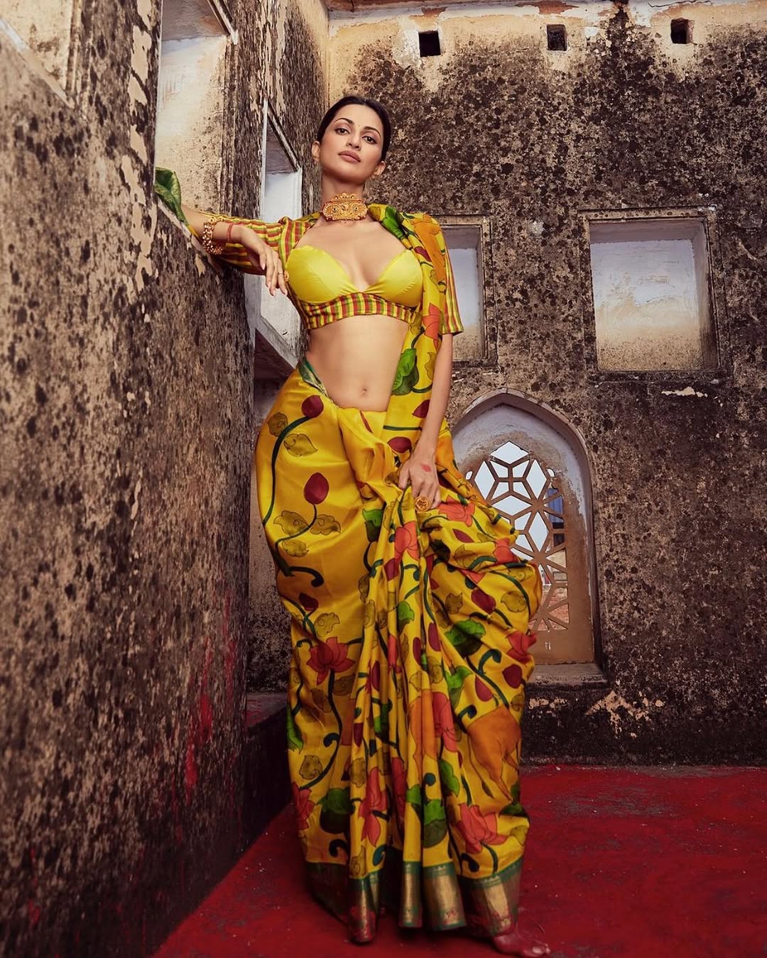 Diksha Singh’s Traditional Look Exudes Elegance and Glamour