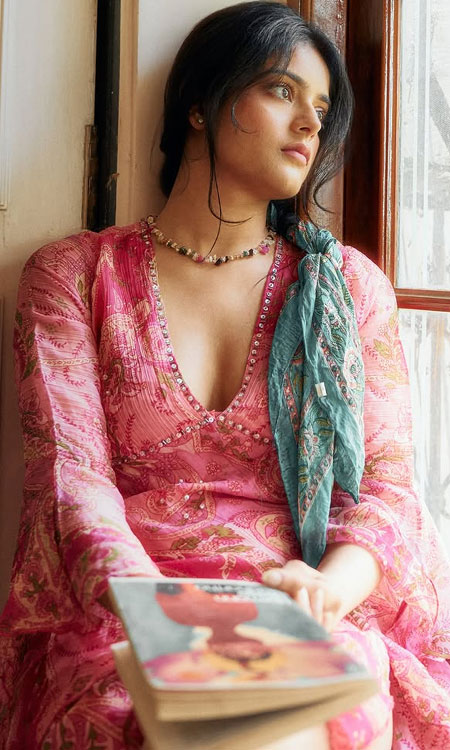 Riddhi Kumar Stuns in a Vibrant Pink Dress