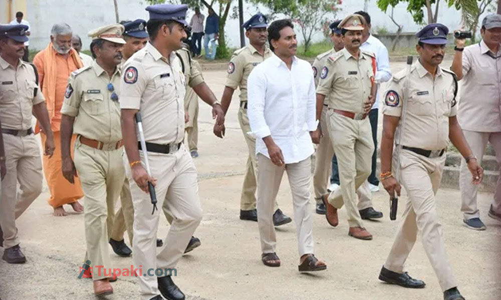 జైలు గ్రిల్స్ దగ్గర జగన్ ...క్లిక్ మనిపించిన పోలీసులు