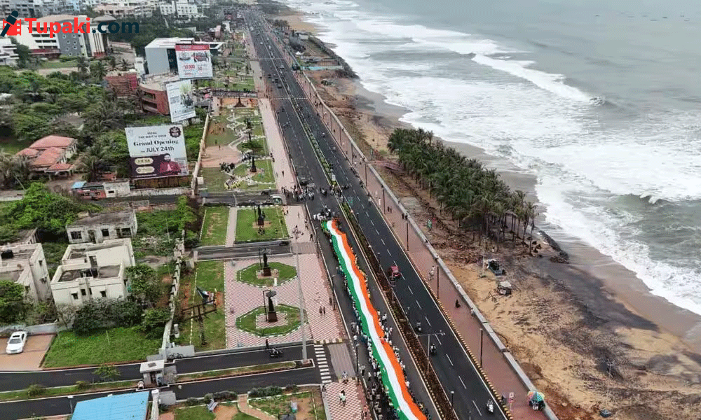 విశాఖ బీచ్ కి ఏమైంది...వామ్మో అంటున్న జనం