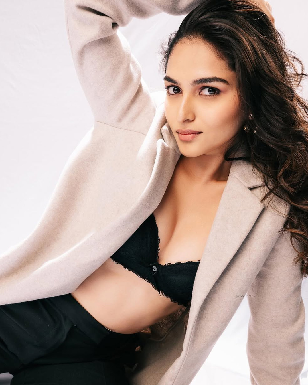 Kayadu Lohar’s Chic Photo and Multilingual Rise