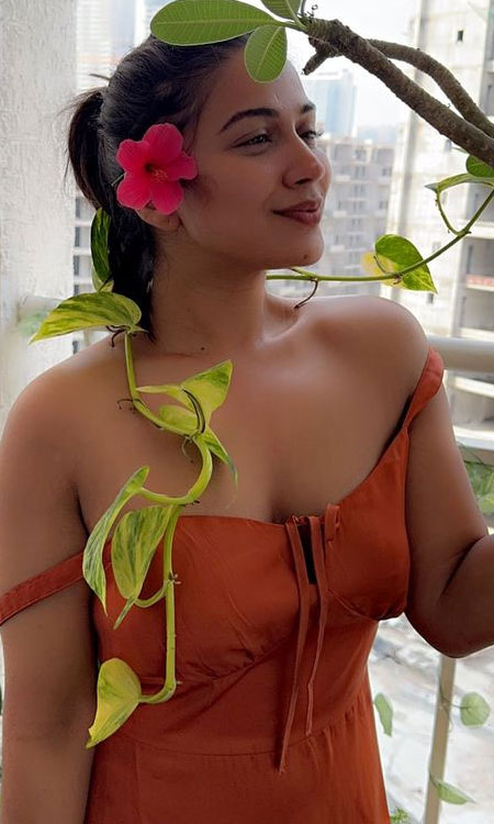 Inaya Sulthana Looks Gorgeous in Her Serene Balcony Portrait