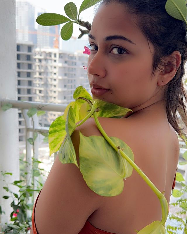 Inaya Sulthana Looks Gorgeous in Her Serene Balcony Portrait