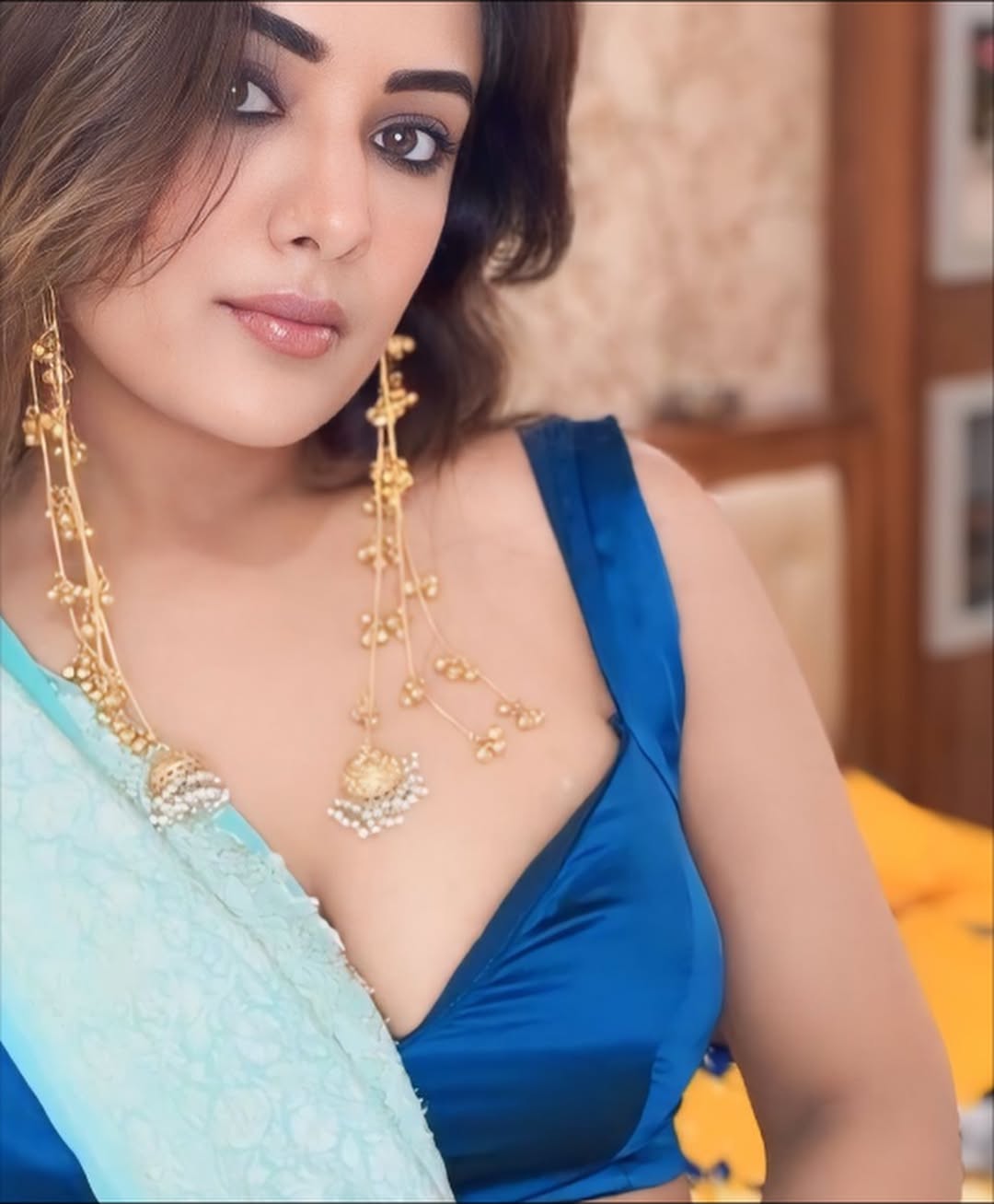 Natasha Singh’s Glamorous Saree Look Steals the Spotlight
