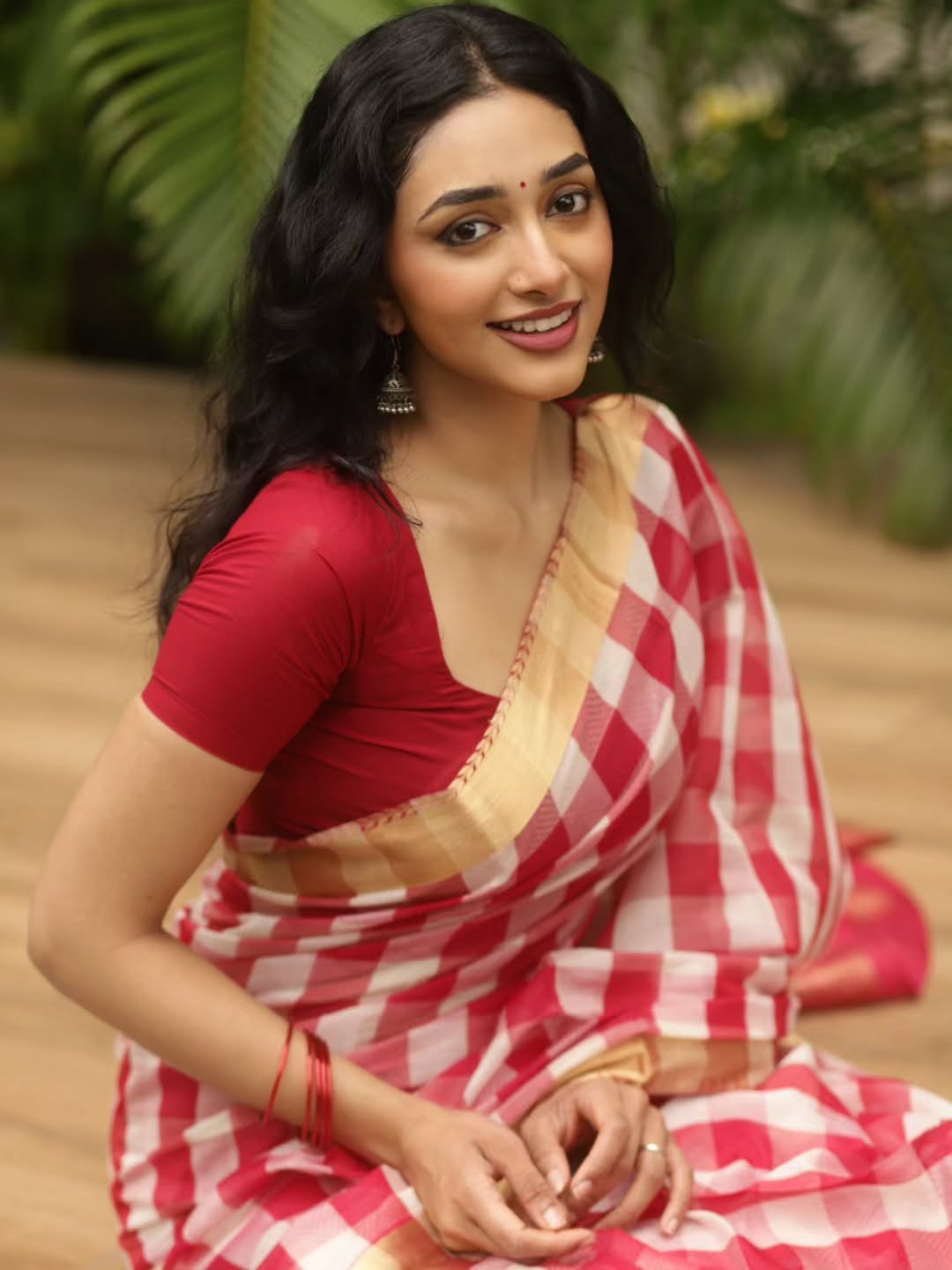Preity Mukhundhan Stuns in a Graceful Red-and-White Saree Look