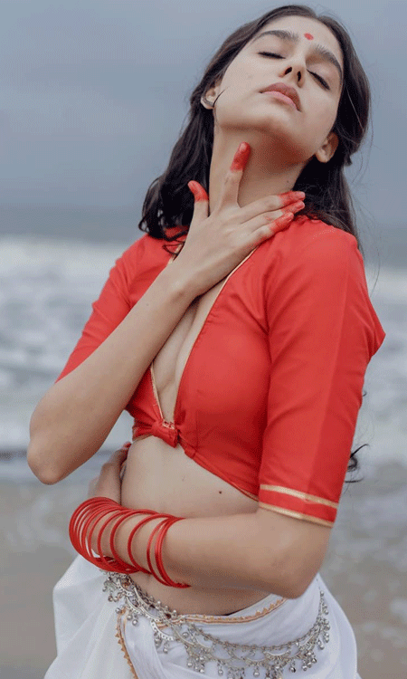 Anaswara Rajan Stuns in a Graceful Traditional Beachside Look