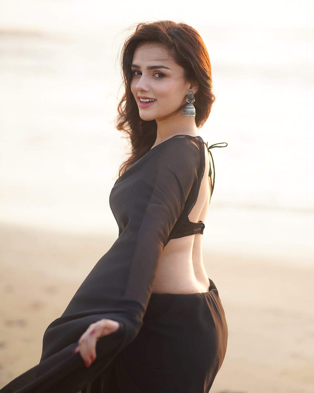 Nishi Saxena’s Elegant Beach Photoshoot Steals the Spotlight