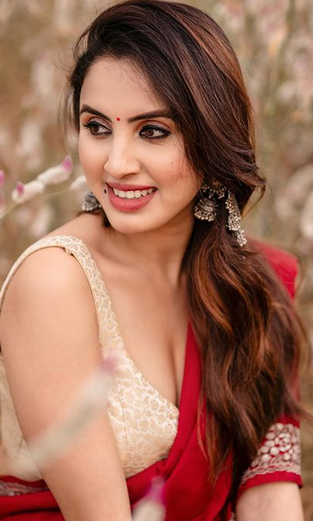Priyanka Kholgade Stuns in a Vibrant Red Saree Look